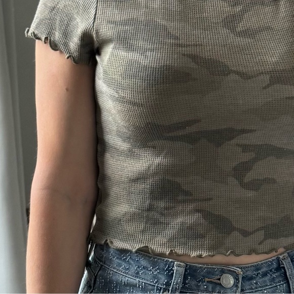 Girly Ruffle Sleeve & Waist Camo Print Women's Crop Top Baby Tee - Picture 8 of 14